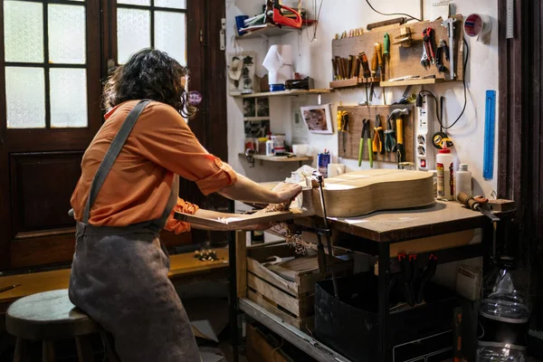 Unrecognized woman in her luthier workshop. — Stock Photo, Image
