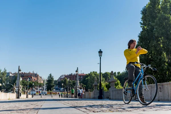 Kaukasier fährt Fahrrad in der Stadt — Stockfoto