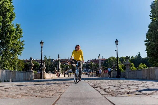 Kaukasier fährt Fahrrad in der Stadt — Stockfoto