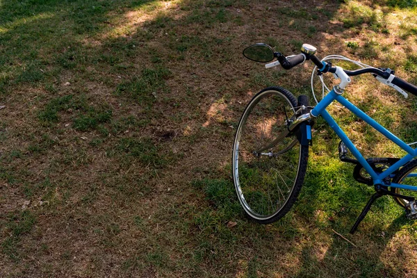 Fahrrad im Gras. Nahaufnahme — Stockfoto