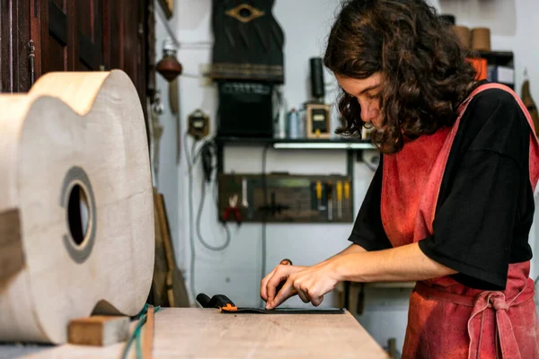 Femme luthier faire des guitares dans son atelier d'instruments de musique — Photo