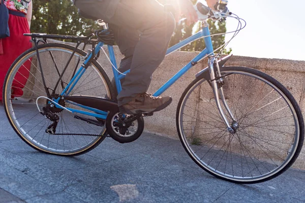 Oigenkännlig man ridning cykel i staden — Stockfoto