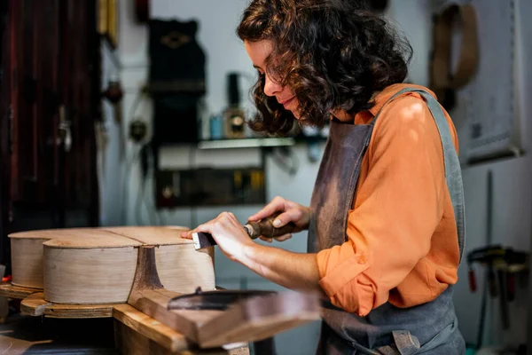 Woman luthier making guitars in her musical instrument workshop — Stock Photo, Image