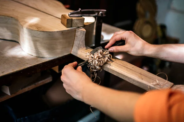 Femme luthier non reconnue dans l'atelier traditionnel — Photo