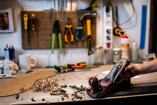 Mulher luthier não reconhecido na oficina tradicional — Fotografia de Stock