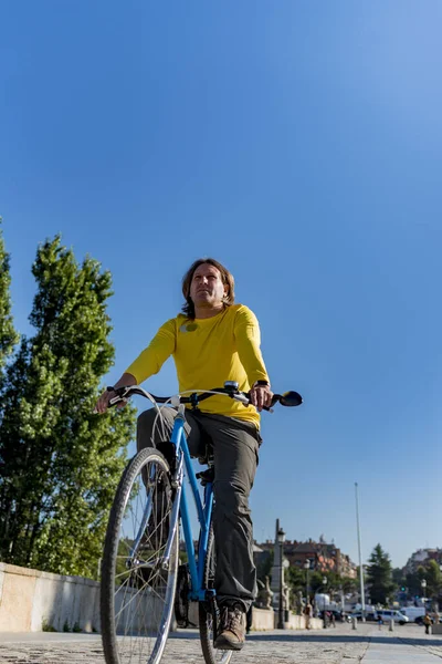 Hombre caucásico montando bicicleta en la ciudad —  Fotos de Stock