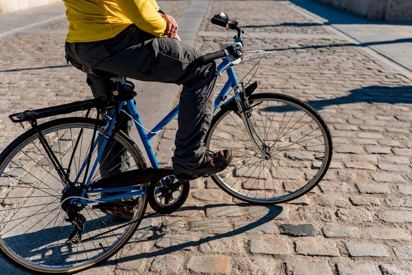 Unbekannter fährt Fahrrad in der Stadt — Stockfoto