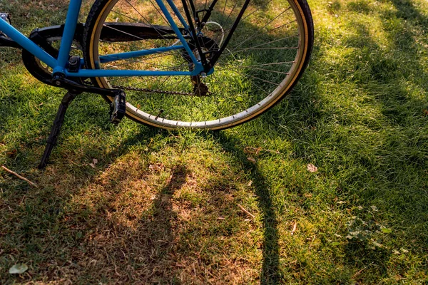 Fahrrad im Gras mit Kopierraum — Stockfoto