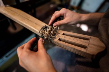 Geleneksel atölyedeki tanınmamış, Luthier kadını