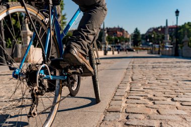 Şehirde bisiklete binen tanınmamış bir adam. Kapat..