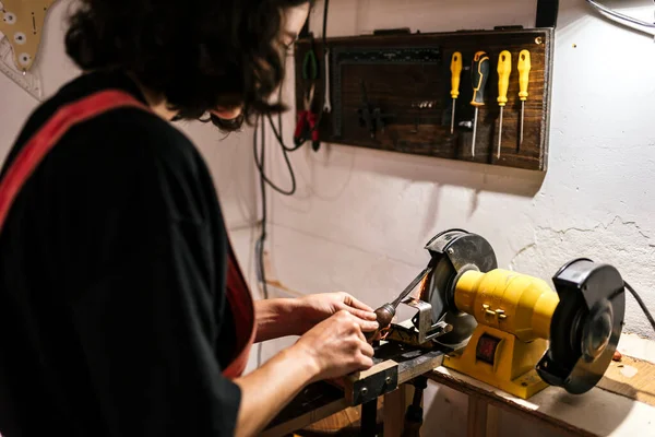 Femme luthier non reconnue dans l'atelier traditionnel — Photo