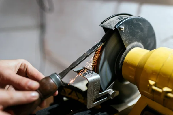 Unerkannte Geigenbauerin in traditioneller Werkstatt — Stockfoto