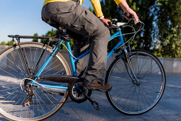 Неузнаваемый человек на велосипеде в городе — стоковое фото