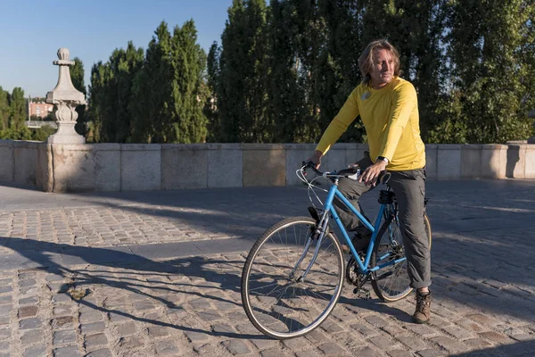 Kaukasier mit Fahrrad in der Stadt — Stockfoto