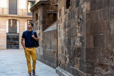 Genç Latin turist şehri ziyaret ediyor..