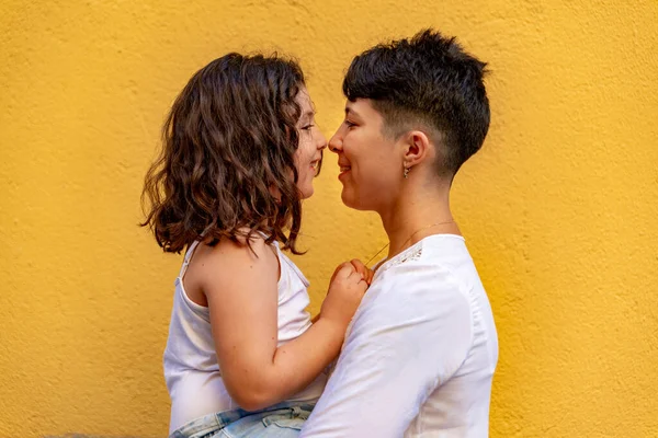 Mère et fille profitant de l'été dehors — Photo