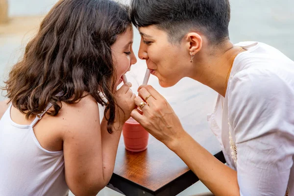 Mor och dotter dricker milkshake — Stockfoto