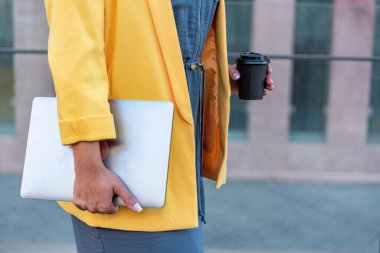 Şehirde bilgisayar kullanan tanınmayan bir iş kadını.