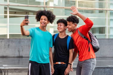 Sokakta selfie çeken çok ırklı arkadaşlar.