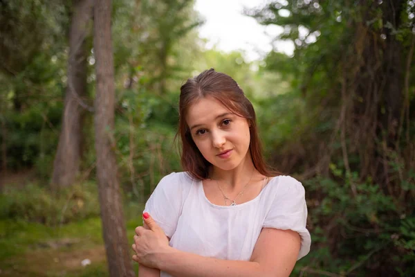 Jovem menina branca na floresta — Fotografia de Stock