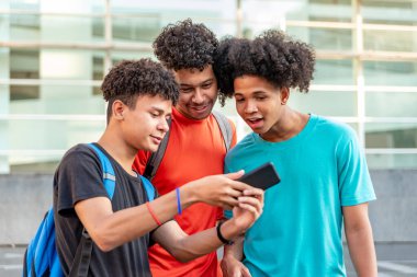 Sokakta cep telefonu kullanan çok ırklı arkadaşlar