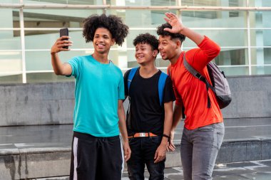 Sokakta selfie çeken çok ırklı arkadaşlar.