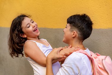 Anne kız portresi. Yazın birlikte eğleniyorlar..