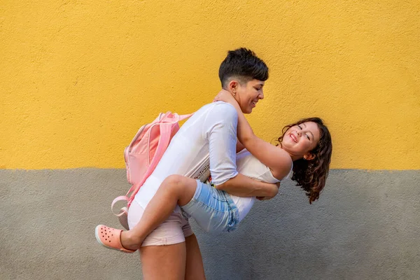 Mor och dotter leker tillsammans när de går till stranden. — Stockfoto