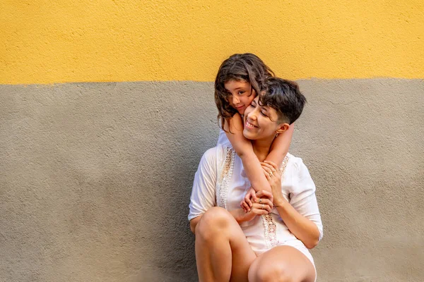 Portret van moeder en dochter hebben plezier samen in de zomer. — Stockfoto