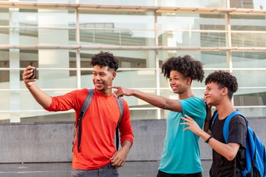 Sokakta selfie çeken çok ırklı arkadaşlar.