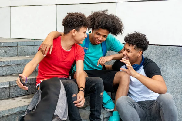 Amigos multiétnicos usando el teléfono móvil en la calle — Foto de Stock