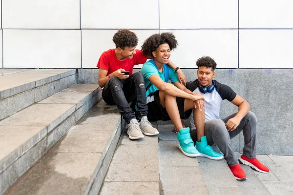 Afro Latin Erkek Arkadaş Grubu Merdivenlerde Oturup Cep Telefonu Kullanarak — Stok fotoğraf