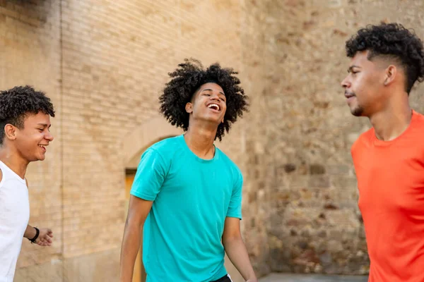 Groep van afro latin mannelijke vrienden dansen in de straat — Stockfoto