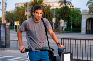 Sokakta bisikleti olan genç bir Latin.