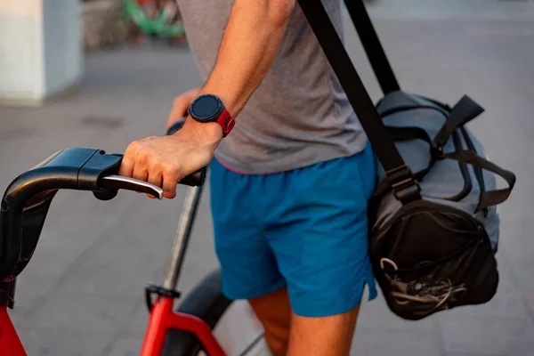 Unbekannter junger Mann mit Fahrrad auf der Straße — Stockfoto