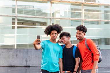 Sokakta selfie çeken çok ırklı arkadaşlar.