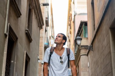 Koltuk değnekleriyle şehre gelen genç latin adam.