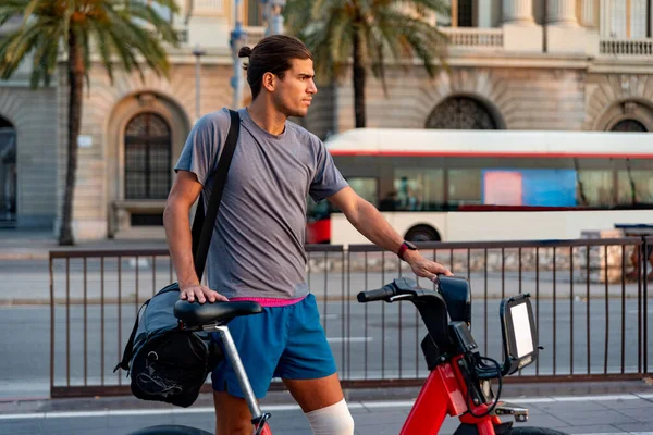 Junger Mann mit Fahrrad auf der Straße — Stockfoto