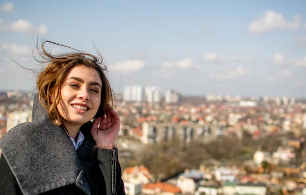 Dívka na střeše — Stock fotografie