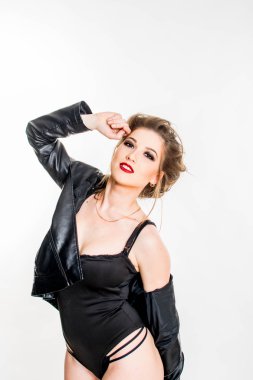 kız siyah deri ceket ve siyah beden takım elbise