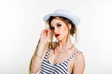 Beyaz şapkalı kız