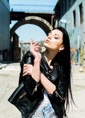 kötü kız siyah deri ceket