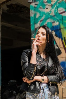 kötü kız siyah deri ceket