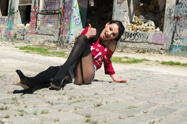 Slecht meisje in rood shirt — Stockfoto