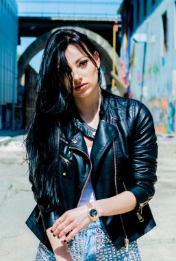 kötü kız deri ceket