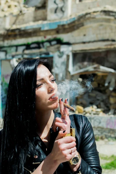 坏女孩与雪茄 — 图库照片