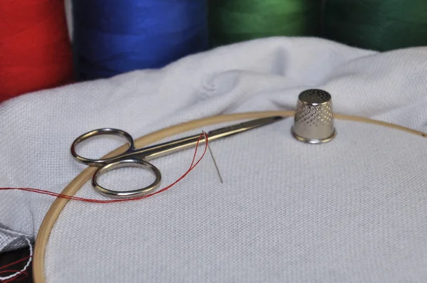 İş yeri için nakış ve dikiş nakış çerçeve, iplik, tuval ve renkli konu ile