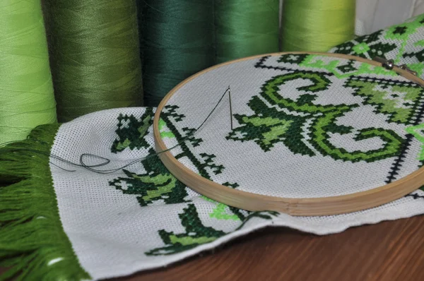 El aro de bordado con lona y hilos de coser brillantes para em — Foto de Stock