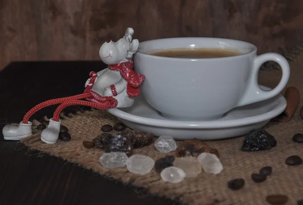 Une tasse de café avec des figures animales mignonnes — Photo