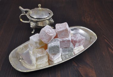 Şekerli tatlı bir tepside